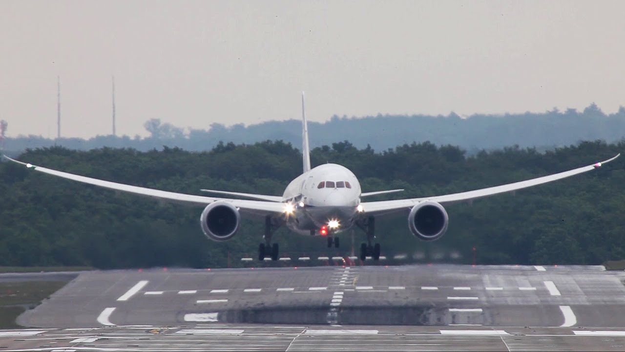 Boeing 787 Wingflex !! ANA Boeing 787 Landing at Düsseldorf (HD)