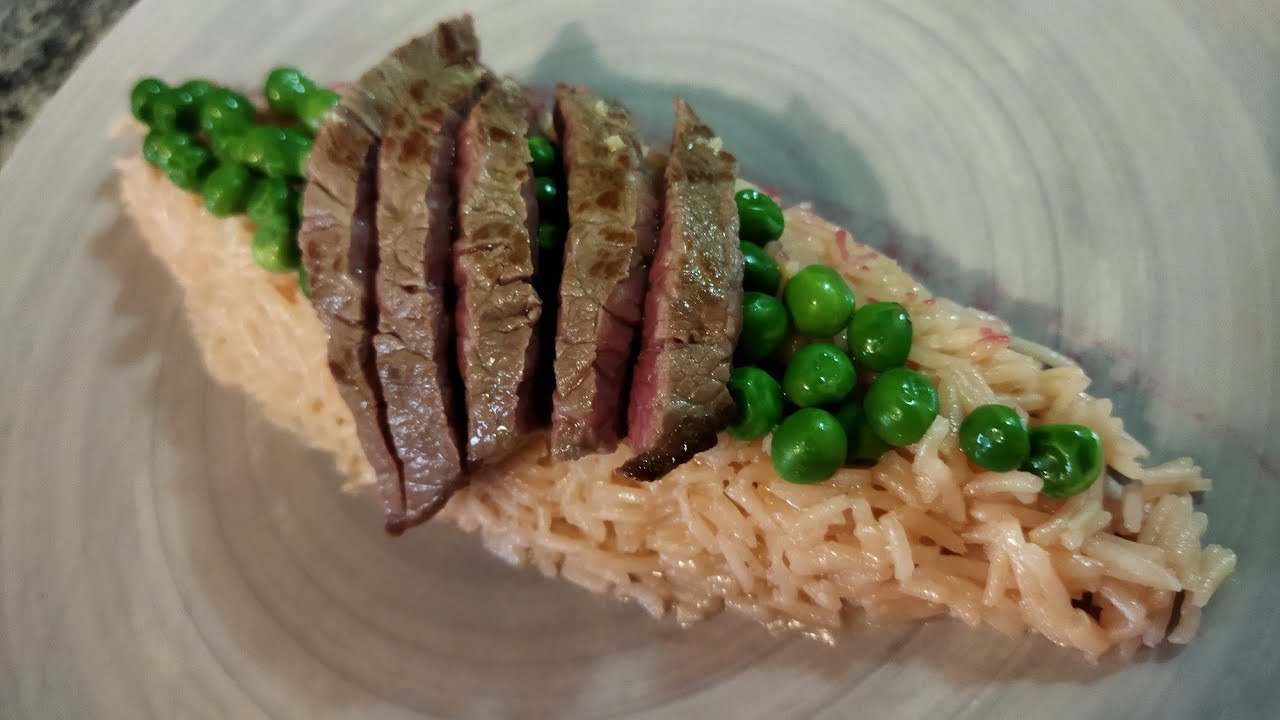 Arroz com sabor a beterraba e ervilhas com bife bovino.