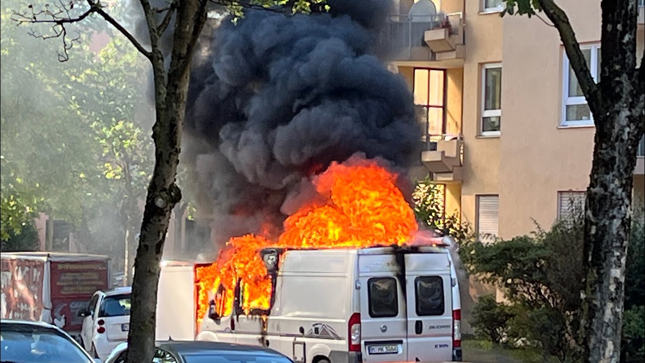 Feuerwehr löscht brennendes Wohnmobil in München-Perlach
