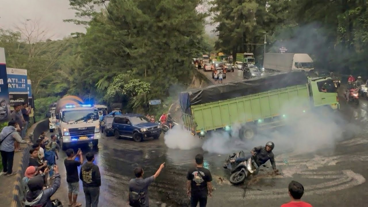 Situasi Bahaya‼️  Kopling Terbakar Pengendara Takut Melintas, Detik Detik Mencekam Di Sitinjau Lauik