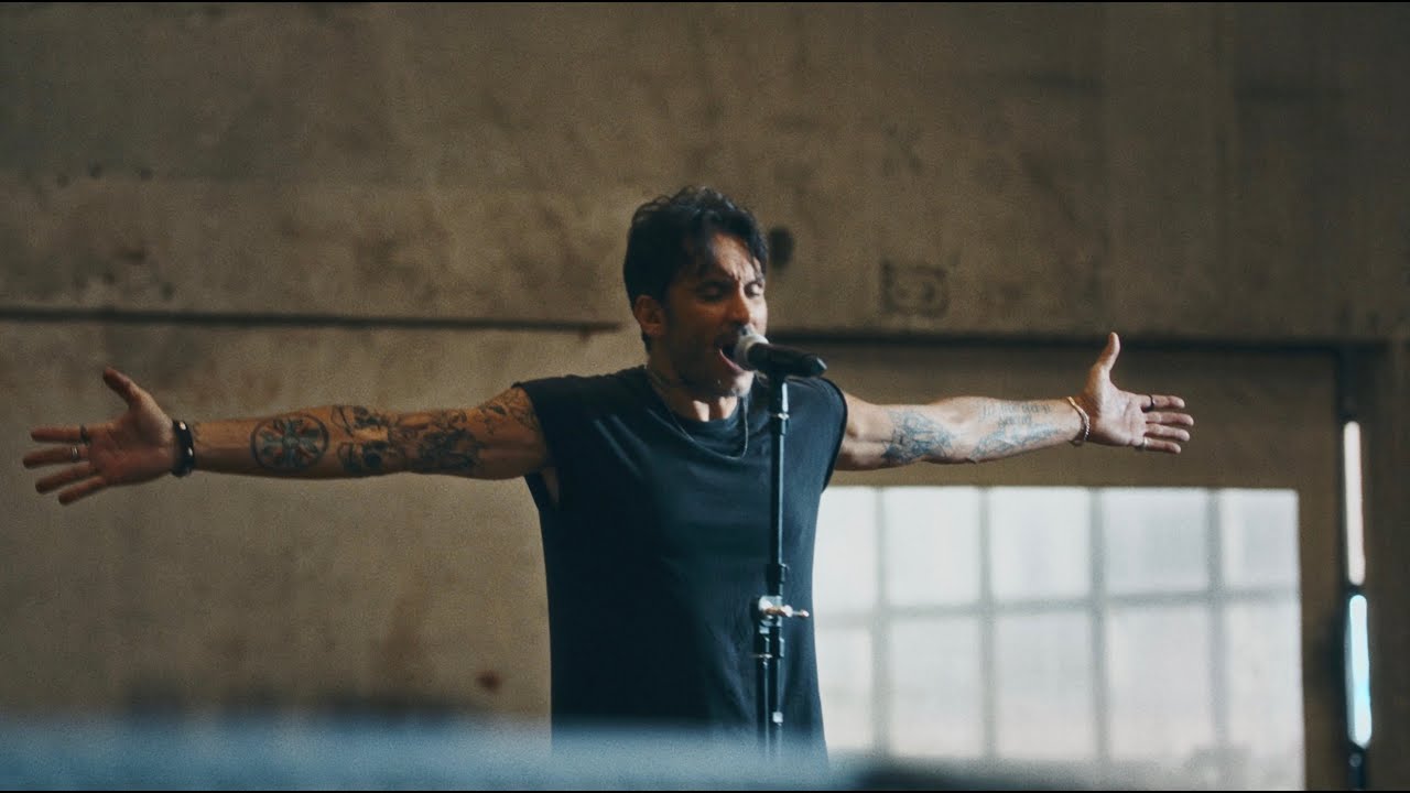 Fabrizio Moro - In un mondo di stronzi (Official Video)