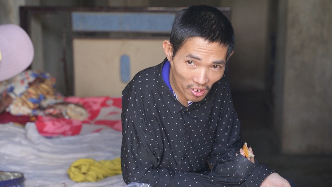 Người Như X.á.c Không Hồn, Mẹ Khờ Chịu Đựng Những Trận Đ.á.n.h Của Con