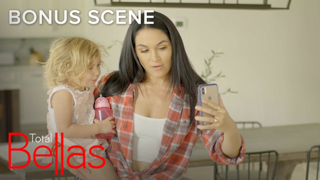 Daniel Bryan Gives Daughter Birdie 1000 Kisses While Away | Total Bellas Bonus Scene | E!