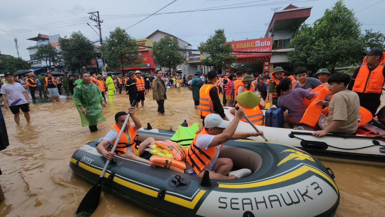 Nhiều nhà ngập sâu tận mái Tổng Lực sơ tán dân ra khỏi vùng Lũ suốt ngày đêm tại Thái Nguyên