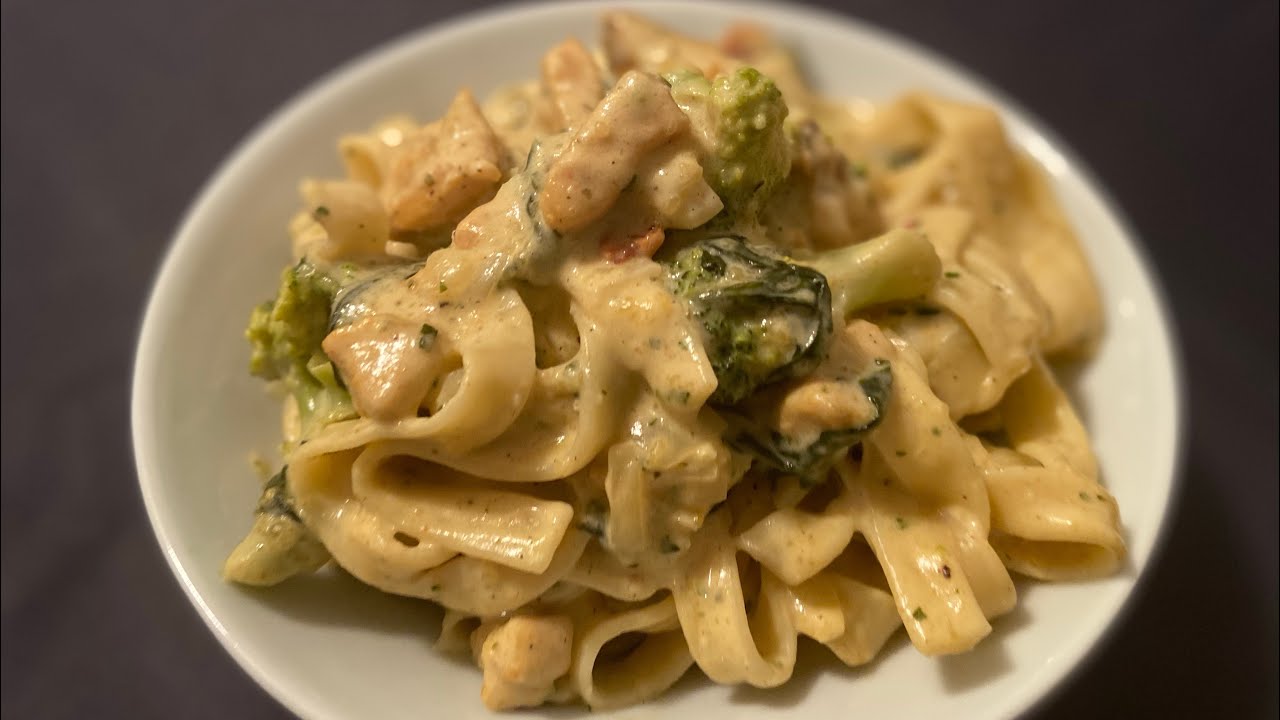 Pasta kip in roomsaus