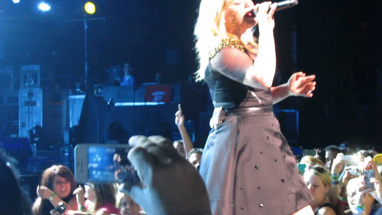 Kelly Clarkson---- Stronger & Behind These Hazel Eyes