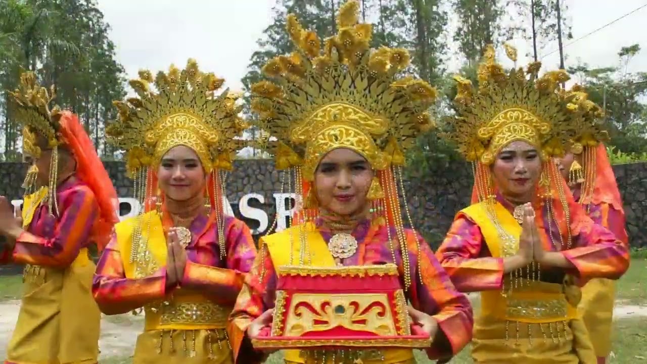 Tari Persembahan oleh Mahasiswa PBSI