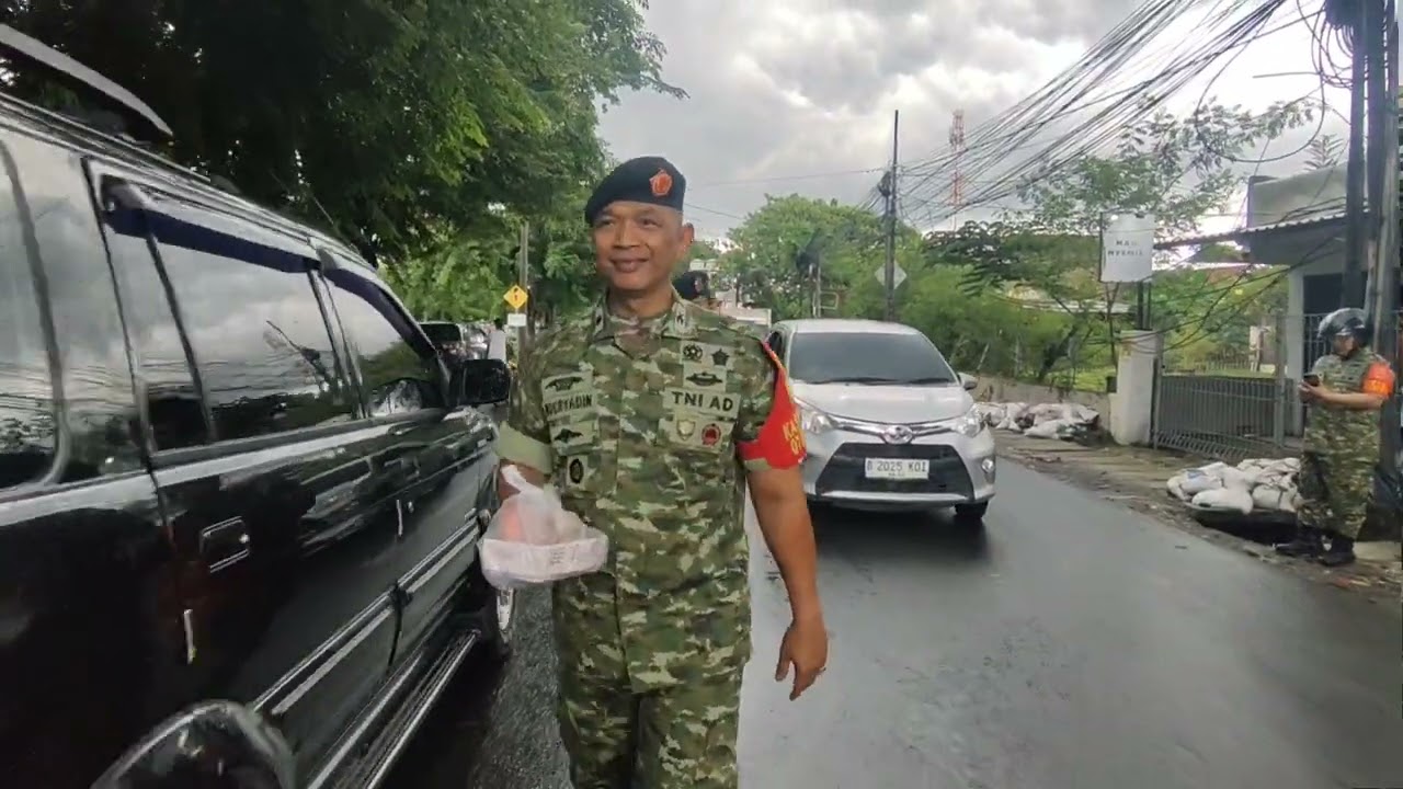 SUBKOGARTAP 0507/BEKASI LAKSANAKAN JUM'AT BERKAH di Jl PERJUANGAN
