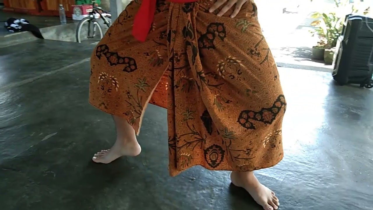 latihan Dasar pajeng Kanan Topeng keras# Kadek Wisnu dari Kupang,di Kaki Bebek House 🙏