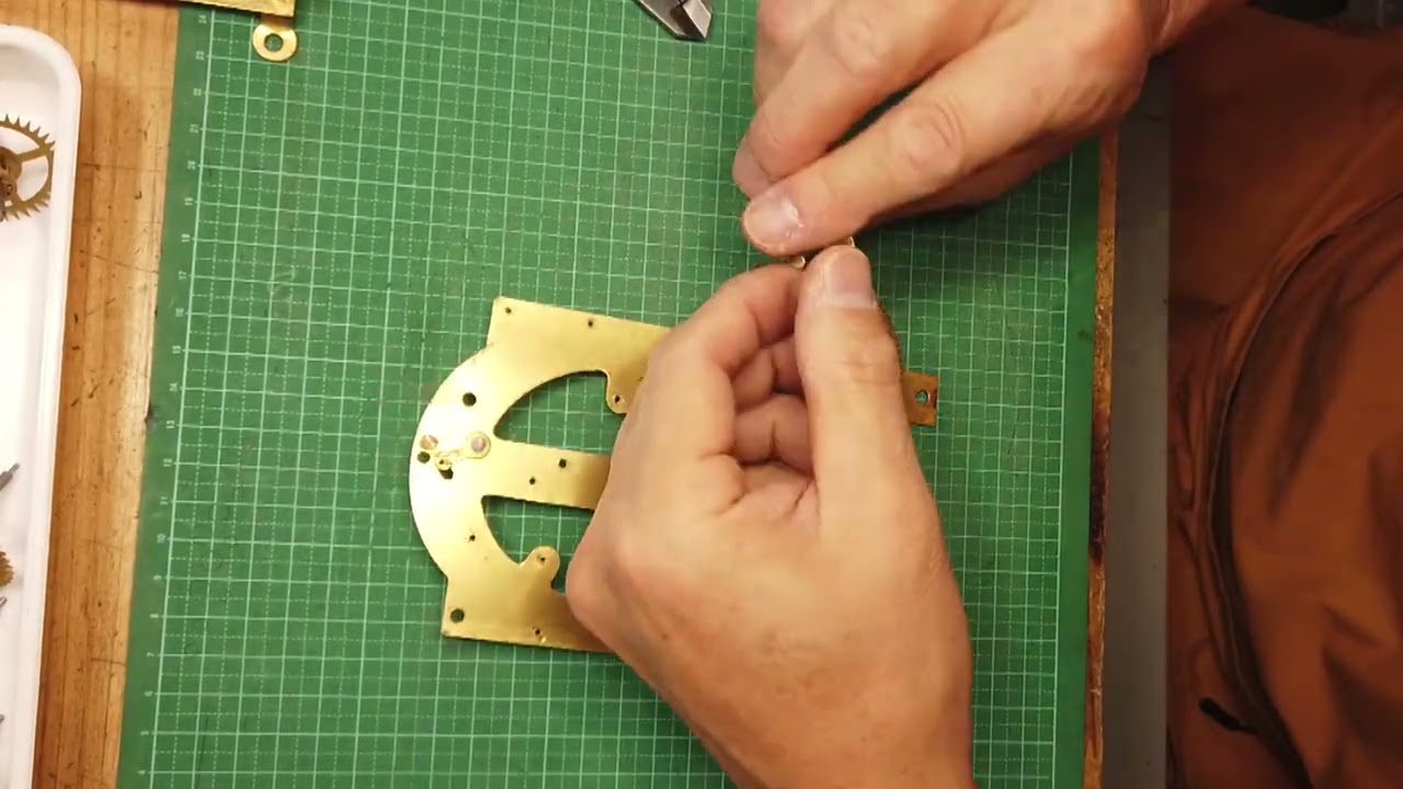 【時計修理・販売】八ヶ岳ゼンマイ屋　その２０「ムーブメント組上げ前準備作業」　丸型時計の解体・クリーニング・メンテナンス・組み上げノンストップチャレンジ