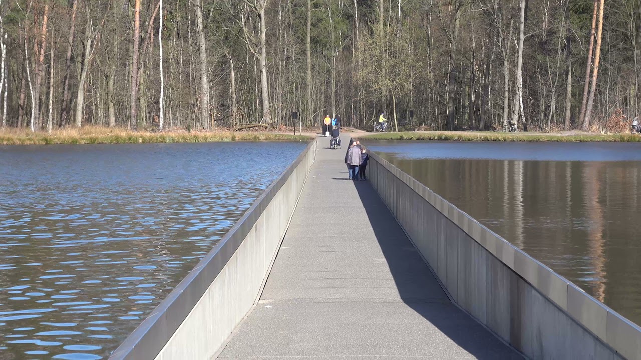 Fietsen door het water in Bokrijk