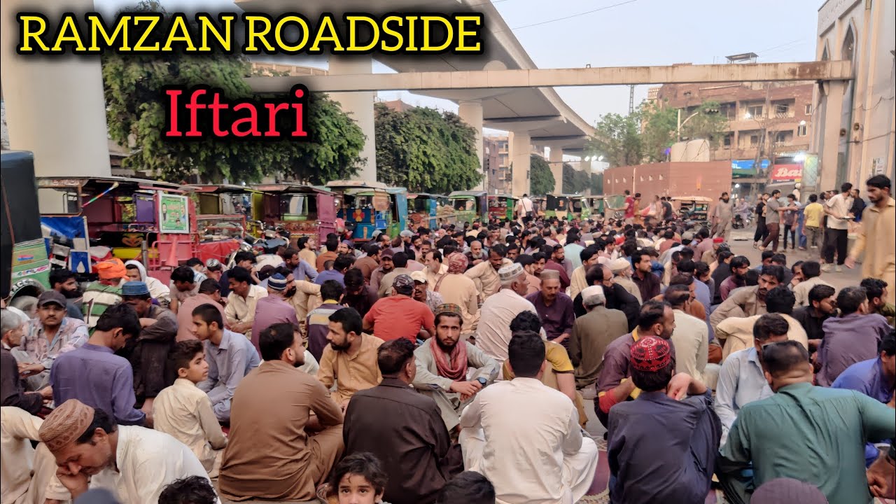 Biggest Roadside Ramzan Iftar | Famous Street Food Lakshmi Chownk Ramzan Iftar in Lahore 
