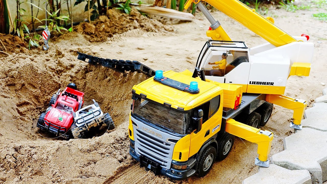 Ciężar&oacute;wka z dźwigiem pomaga ratować zabawkę Crane Helps Car Toy for Kids