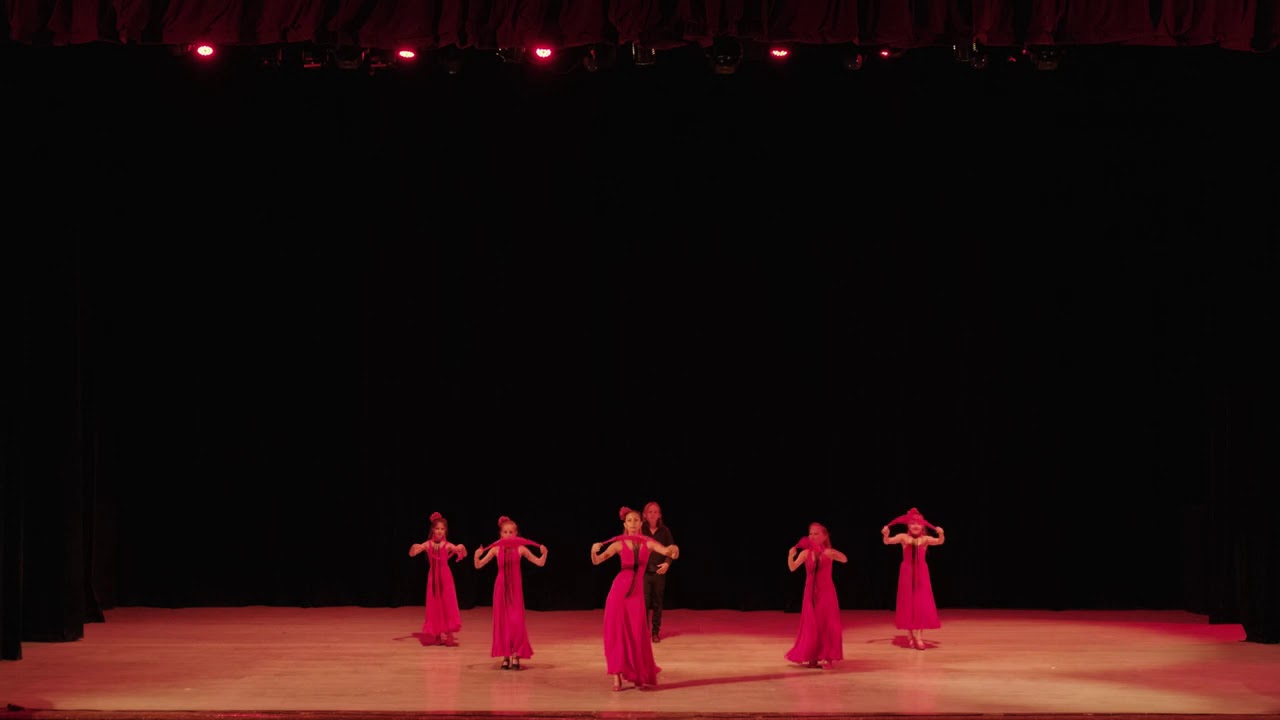 Rumba flamenca con pañuelo de Salsa & Flamenco Dansakademi en el Teatro América, La Habana, Cuba