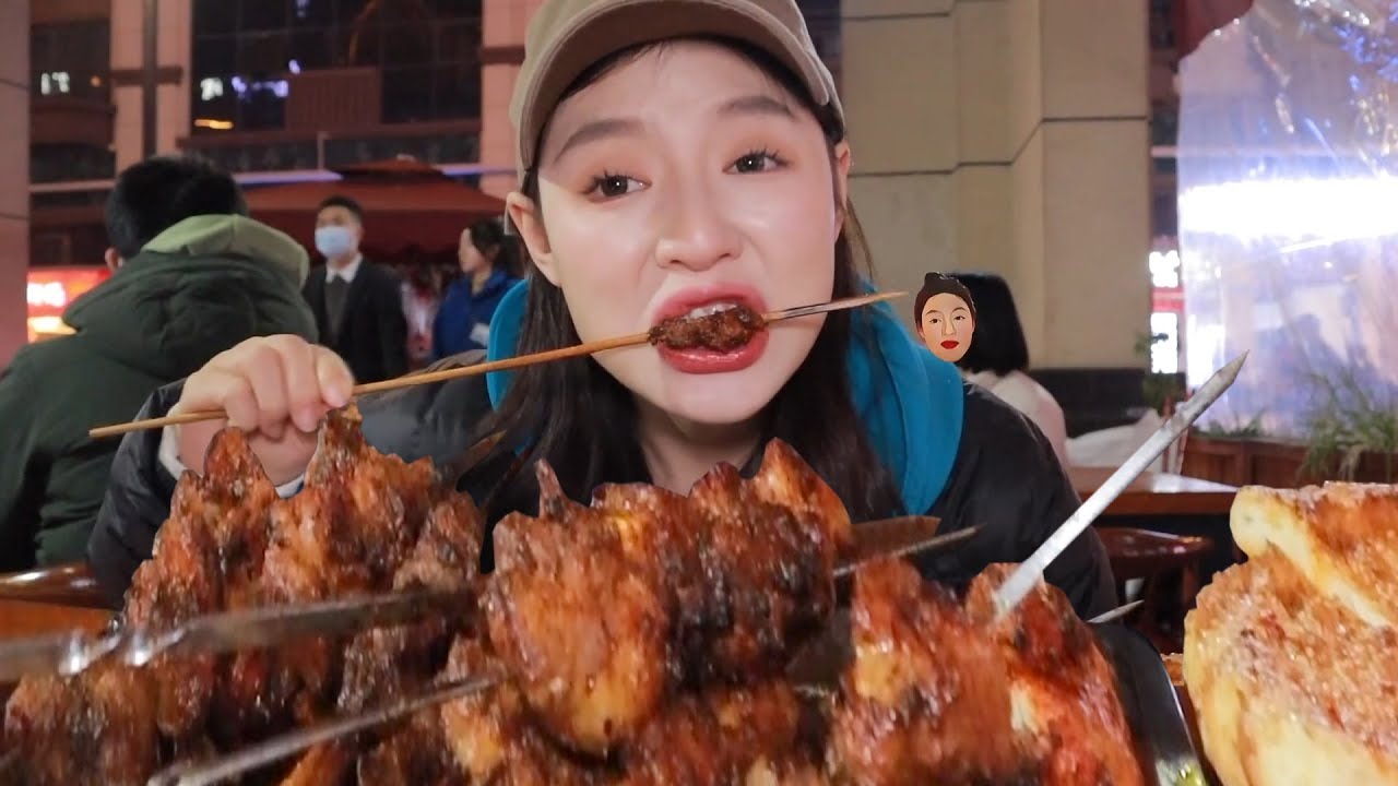 [ENG SUB] 深夜撸串！ 给大家表演一个新疆羊肉串的正确吃法 【张喜喜】