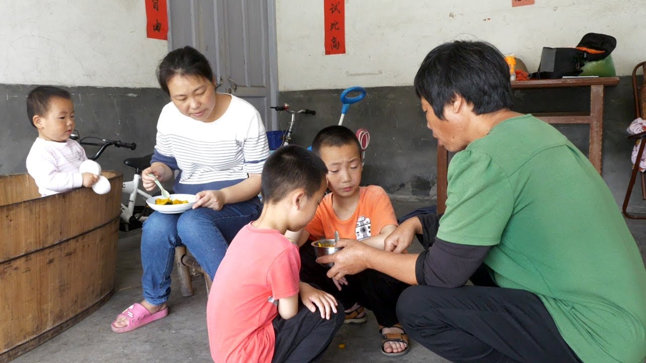 三個孩子壹起玩好熱鬧，兒媳給寶寶做啥好吃的，連婆婆都要嘗壹口