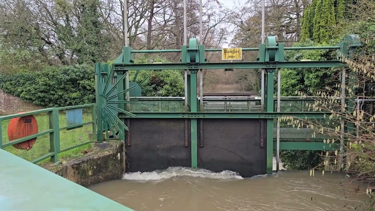 Wier - Bowers Lock - River Wey - Burpham Nr Guildford - Surrey