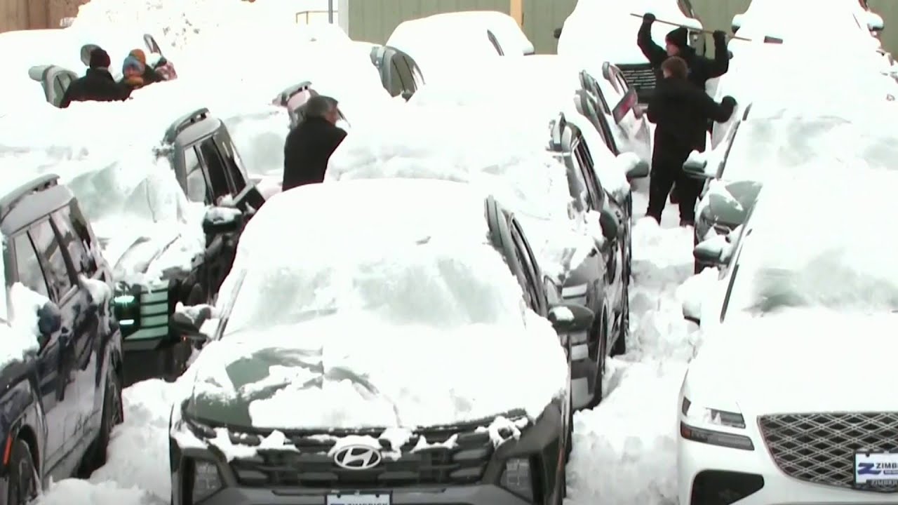 Siga estos consejos para descongelar su auto y retirar la nieve bien tras una nevaba