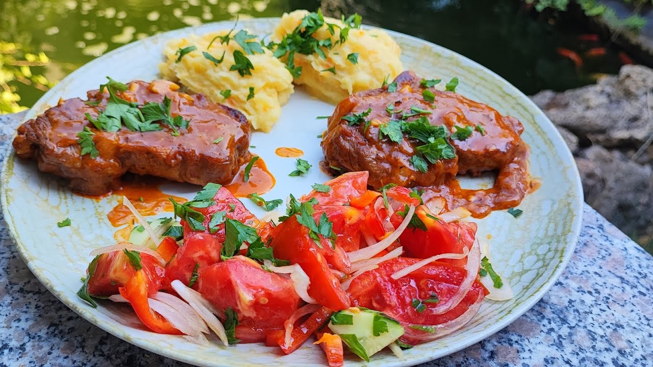 Cea mai frageda ceafa de porc făcută la tigaie in sos de bere.