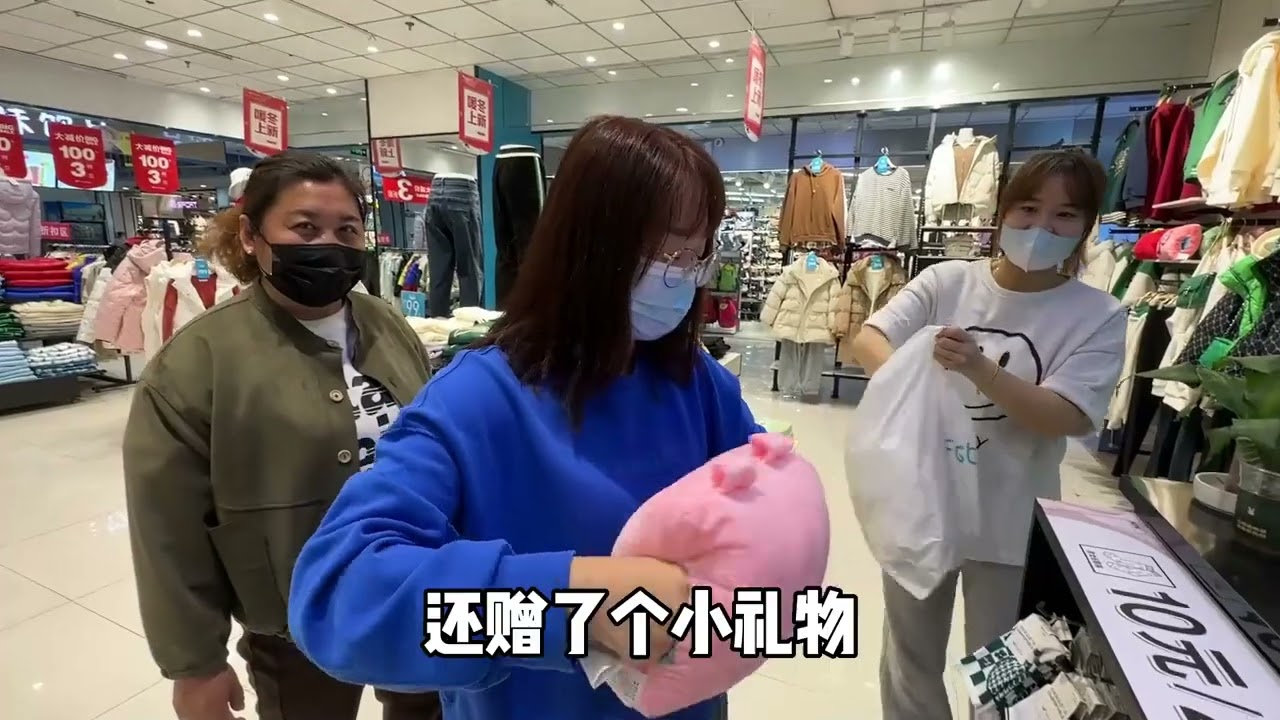 小伙带媳妇逛街，花800块钱买了9件衣服，越看越想买，真便宜 #vlog日常 #日常vlog #逛街