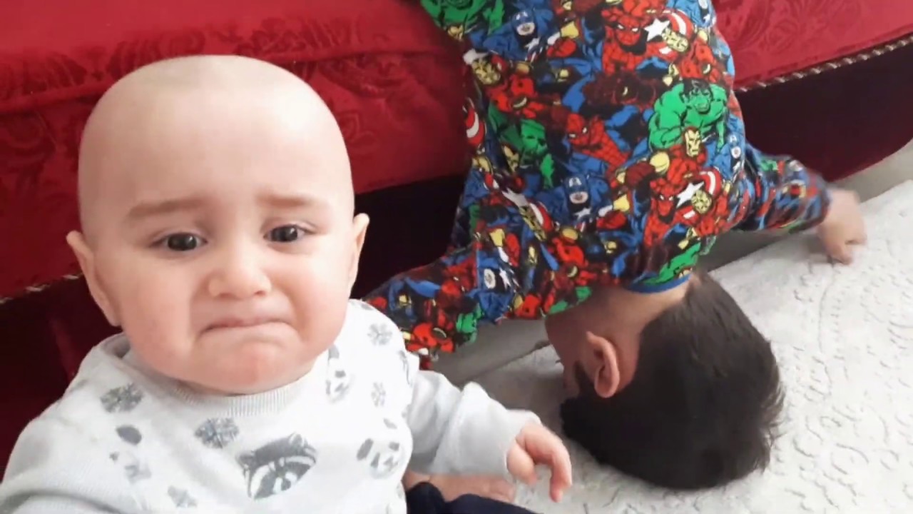 Efe ve Emir yaramazlık peşinde. Efe koca yaramaz bir bebek oldu.
