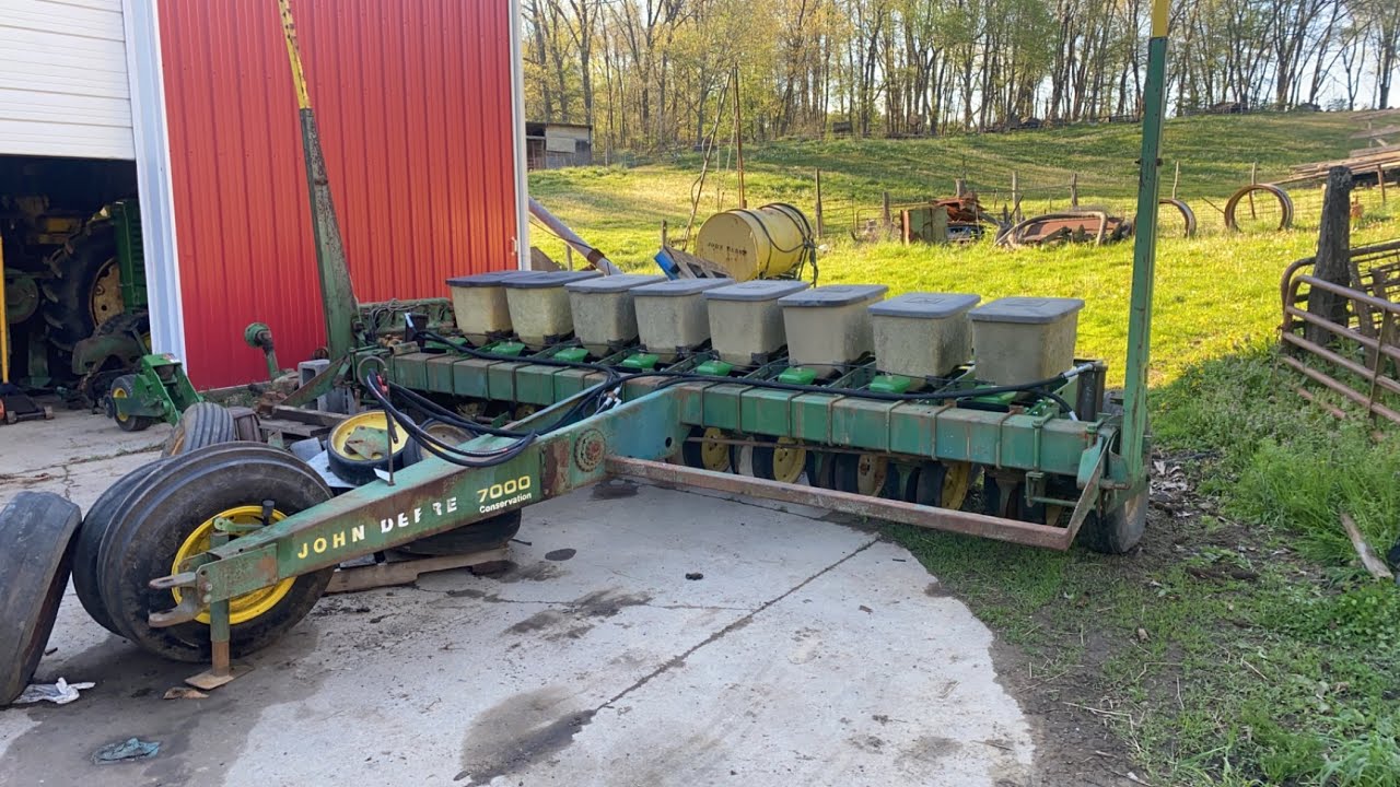 BUILDING A JOHN DEERE 7000 SOYBEAN PLANTER