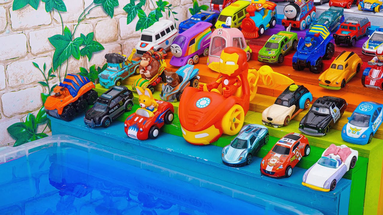 トミカ☆いろんなミニカーが登場♪カラフルなスロープを転がり落ちて青い水に落ちちゃう♪
