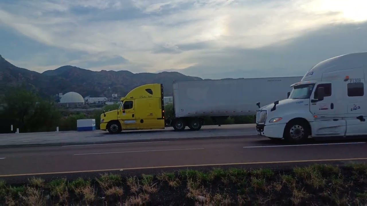 Sobre la carretera durango cuencame, al fondo la Mina velardeña-peñoles 