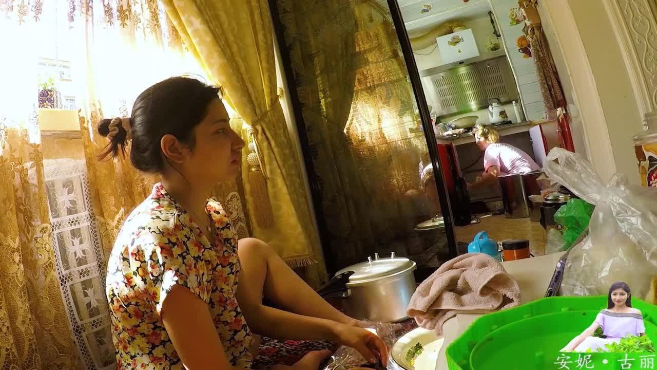 新疆人家里咋打扫？古丽和妈妈一起做大扫除，一口气洗了一年的碗