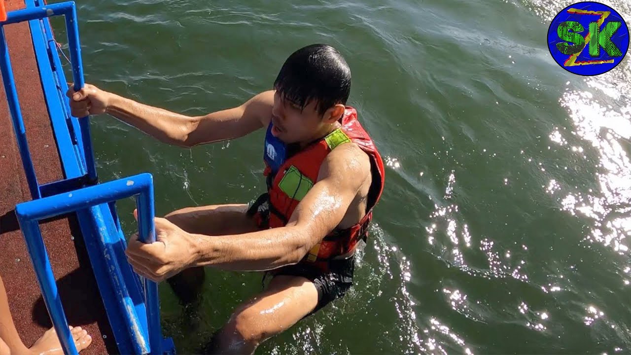 ไปว่ายน้ำ คลายกล้ามขาหลังจากการเตะฟุตบอล |sidekickzer [4K]
