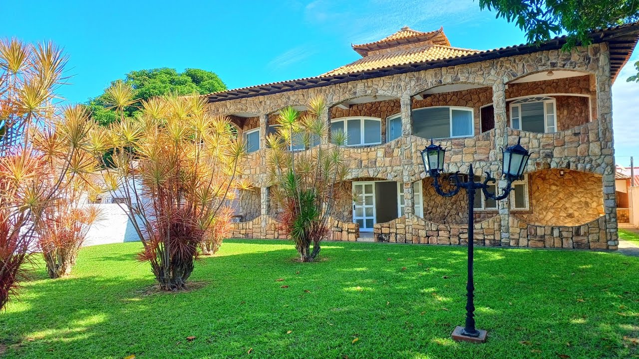 LINDA CASA NA PONTINHA SURPREENDENTE ESTILO CASTELO EM  ÁREA NOBRE DE ARARUAMA NA REGIÃO DOS LAGOS!