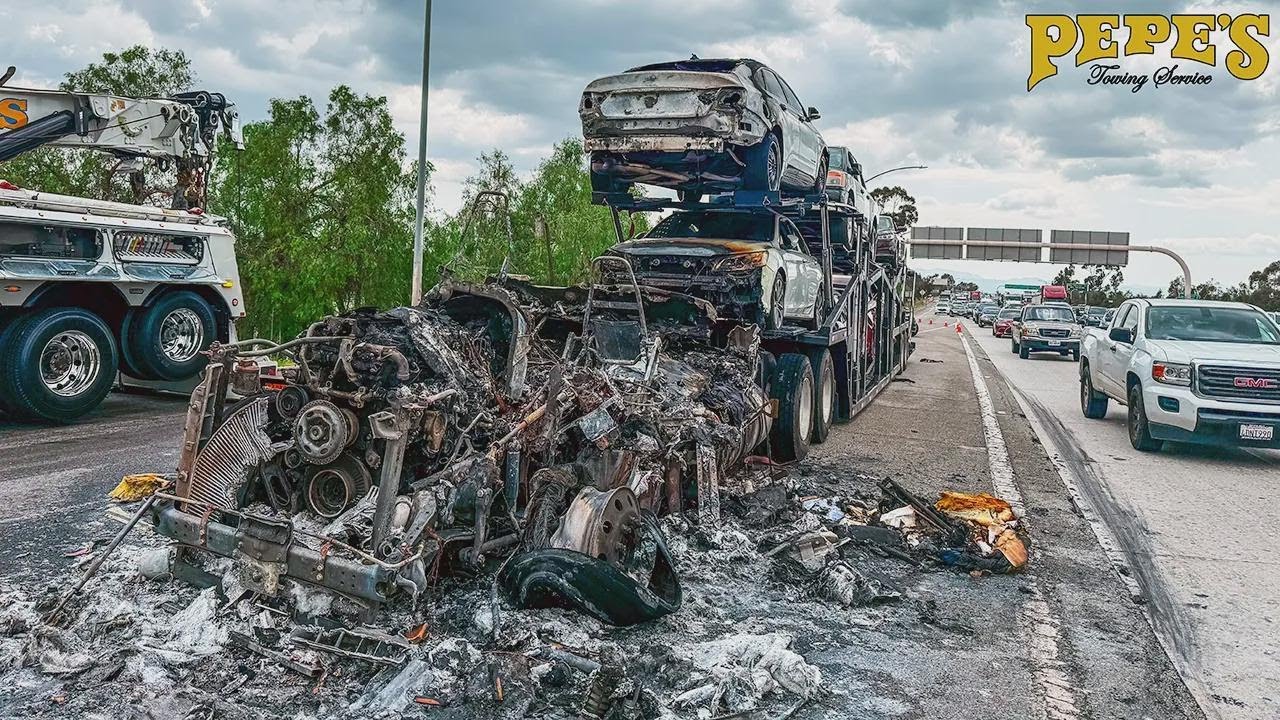 Auto-Transporter fängt auf der Autobahn Feuer!