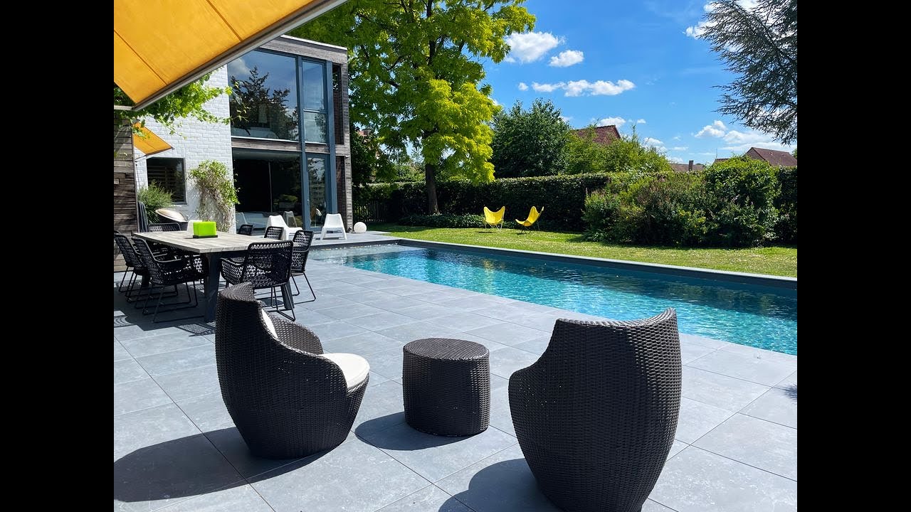 Piscine béton liner anthracite installée dans le nord de la France
