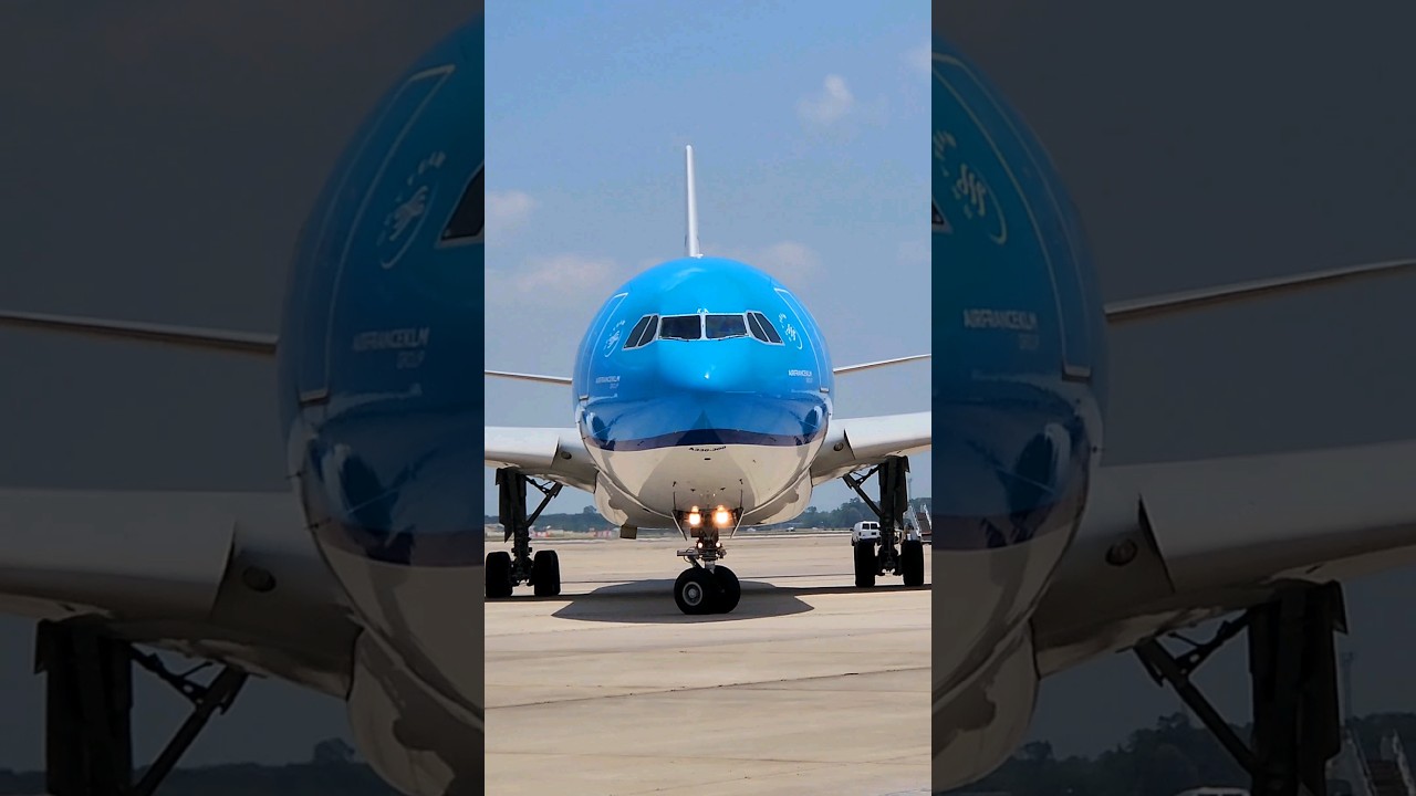 Airbus A330-300 , KLM , Face to Face , Super Closeup !!!