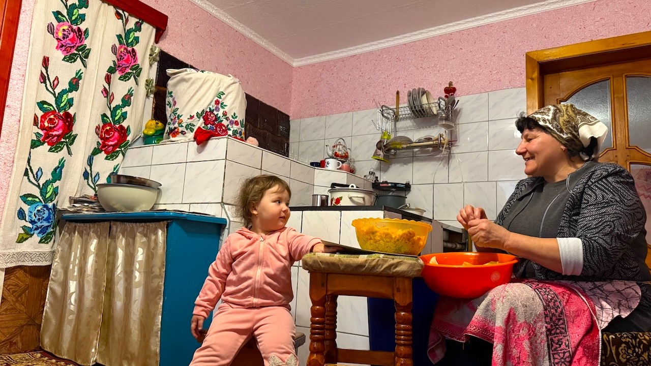Grandma, Grandpa & Little Domnichka 👵👴💕 Making Cabbage Rolls in the Carpathians 🏔️🍲