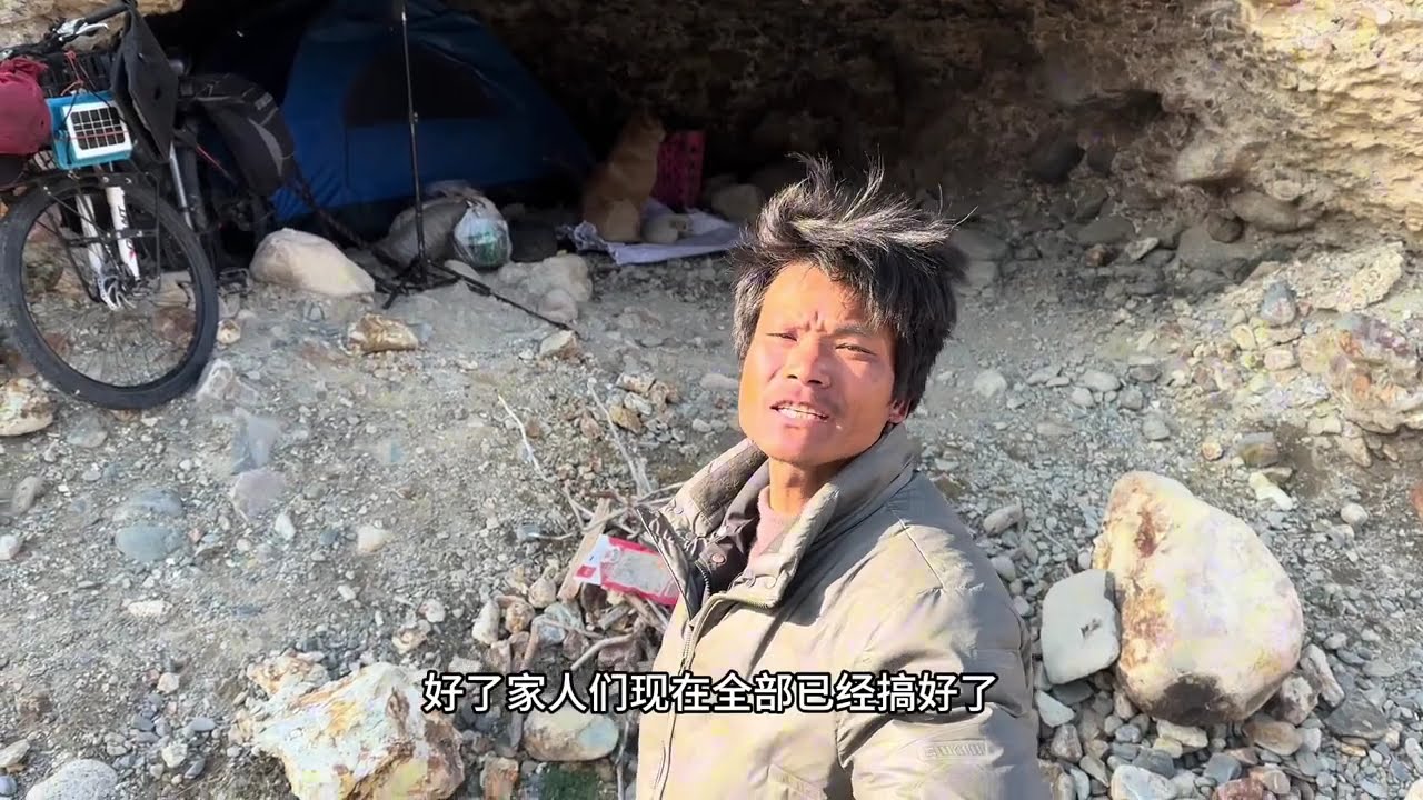 深圳骑行新疆下大雪加上长上坡走不动了没办法，找了个太空舱，地雷有点多但是为了保护自己安全也得住，这样避免不会感冒#现场实拍 #户外露营 #真实户外 #骑行 #身体和灵魂总有一个在路上