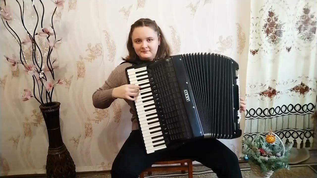 Э. Аханов 