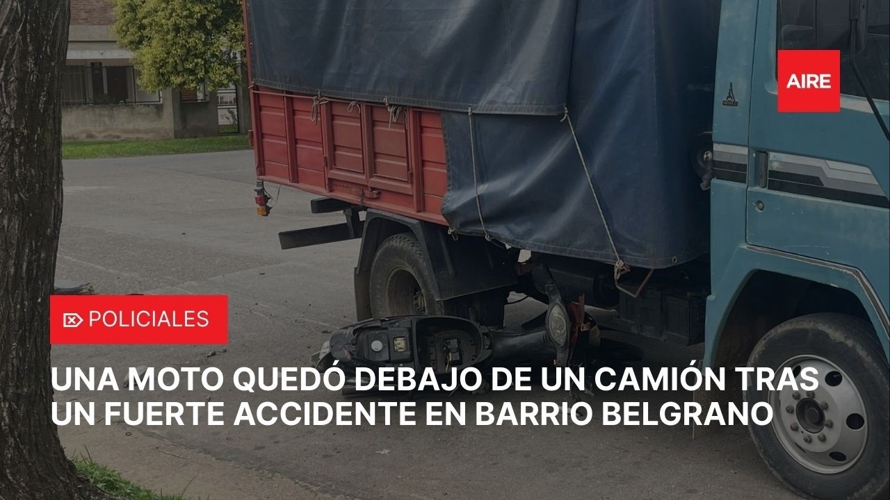 Una moto quedó debajo de un camión tras un fuerte accidente en barrio Belgrano