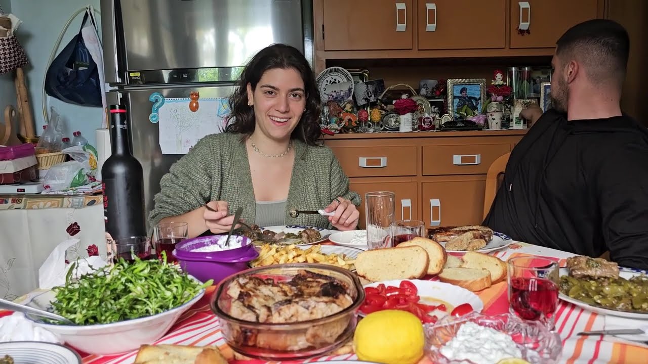 Όλοι η  οικογένεια Κικάκη με φανταστικό φαγητό φρέσκο αρακάς από τον κήπο τα παιδιά προτίμησαν άλλο