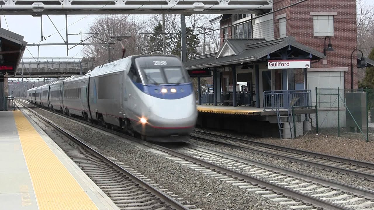 Train Approaching.  Please Remain Behind Yellow Line.