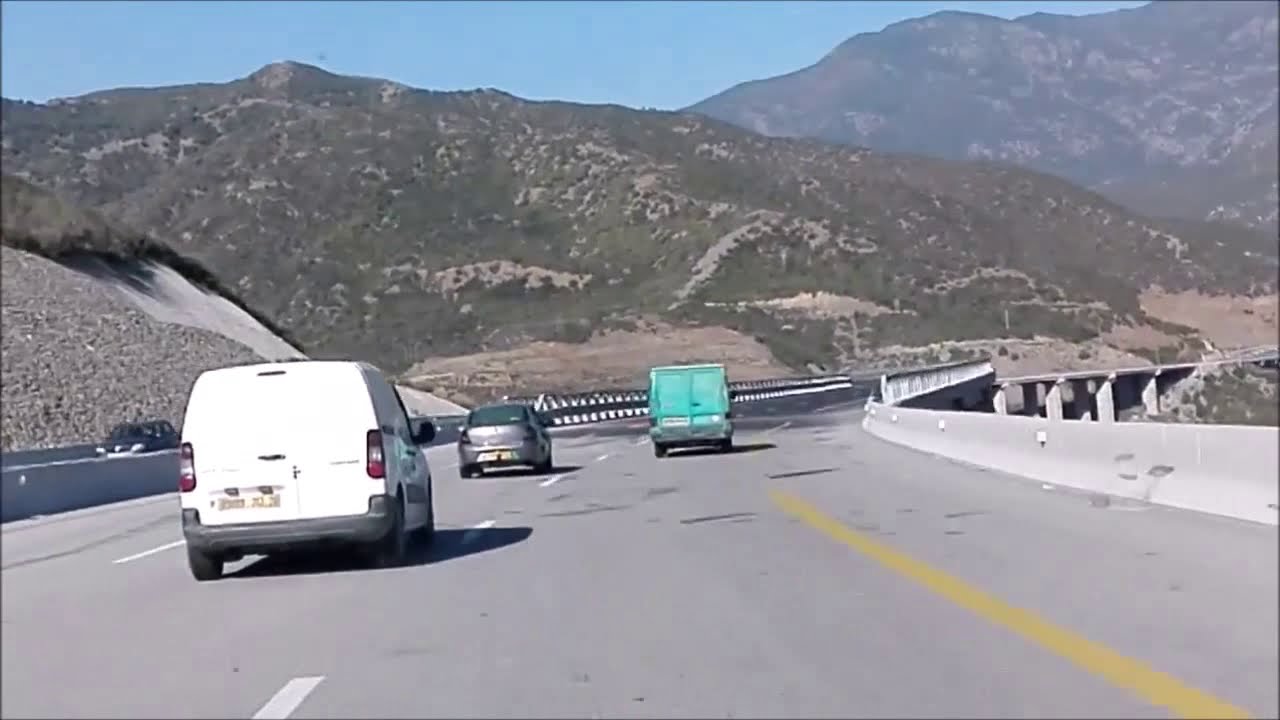 Autoroute Nord Sud un tron&ccedil;on  Chiffa Medea Berrouaghia. VIADUCS comme pont de Suisse avec