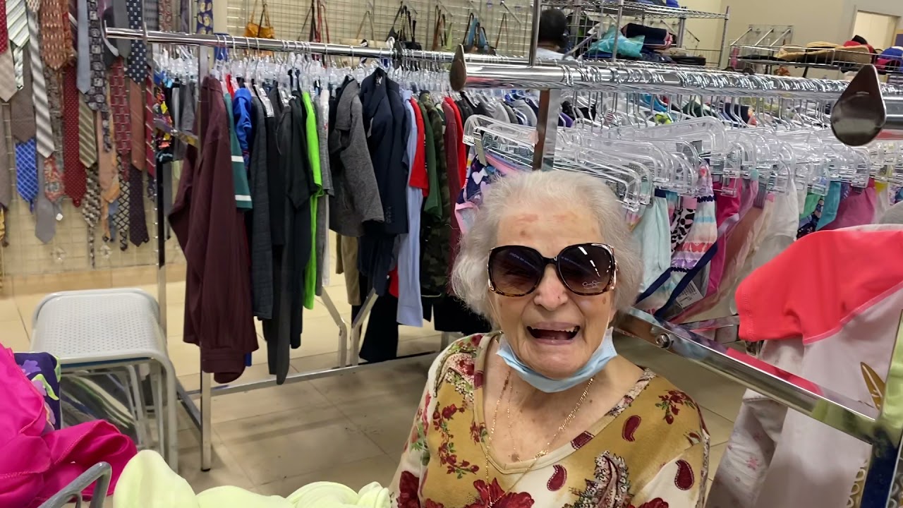 Mostrándoles la tienda de segunda mano , Goodwill.