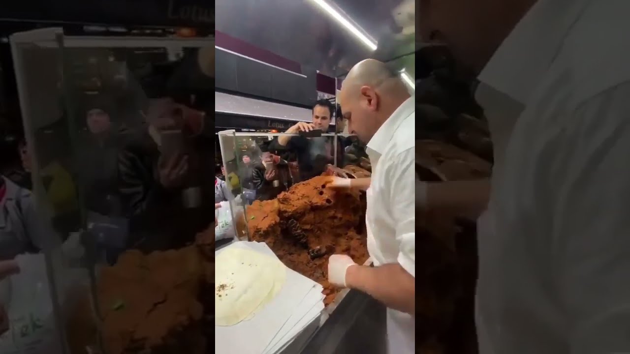 Çiğ köfteci Ali Usta şovunu yapıyor. çocuk adam :)