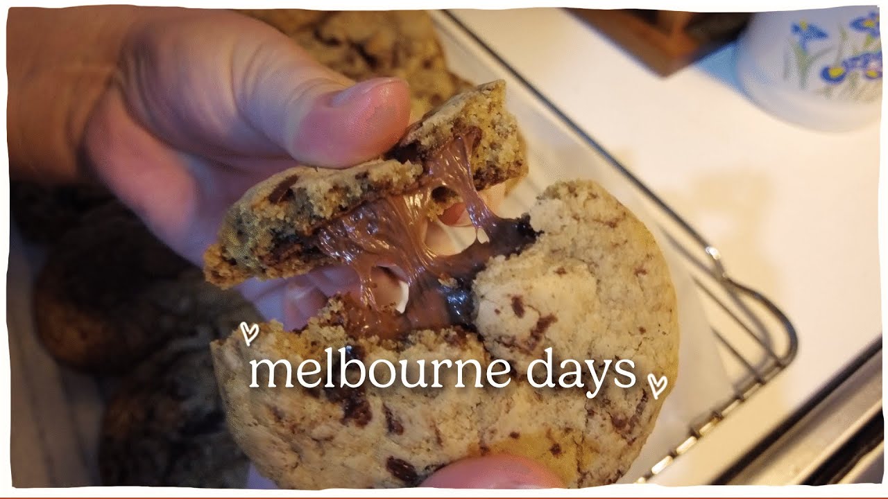 A Cozy Melbourne Vlog | St Kilda, Books & Baking 📚🍪