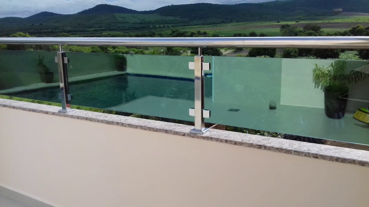 varanda de vidro com aço  inox