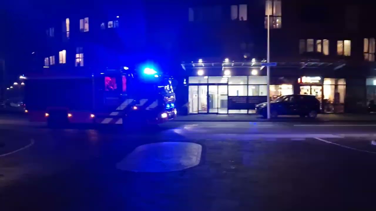 4K 05-1131 BRANDWEER TWENTE  KAZERNE HENGELO CENTRUM op weg naar een melding.