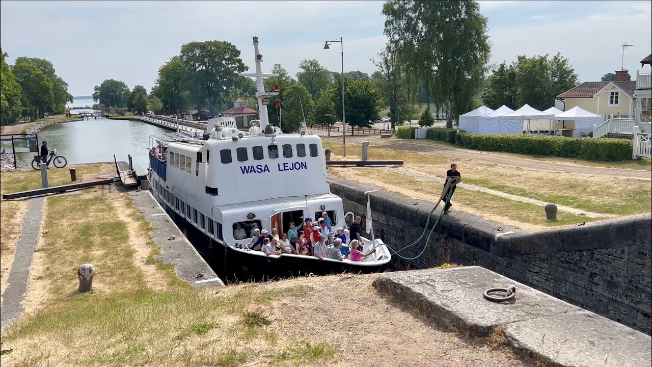 Slussning och broöppning vid Bergs slussar. Göta Kanal