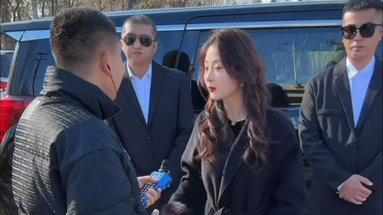 今天大姐又来了，直播再次中断，坐劳斯莱斯的女人￼那么有钱．为什么屈身找上门来？