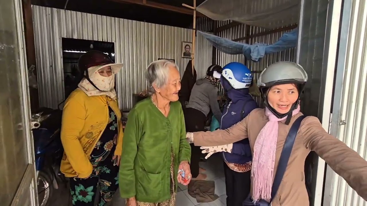 Phát quà tuyến ngã 6 Hậu Giang