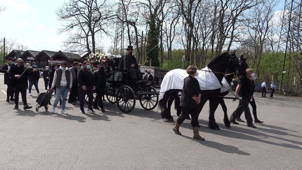 Goman-Clan-Chef-Beerdigung - Polizeigroßeinsatz auf Reuschenberger Friedhof in Leverkusen am 20.4.21